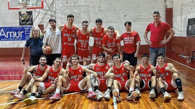 El festejo de jugadores y cuerpo técnico de Quique tras la victoria como local ante Ciclista