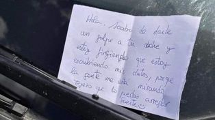 Le chocaron el auto estacionado y encontró un curioso mensaje en el parabrisas