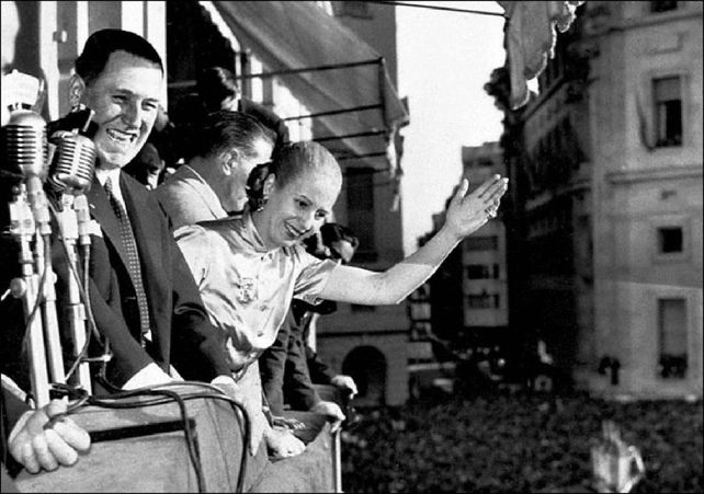 Día histórico. Juan Domingo Perón junto a Evita saludan a la multitud que los aclamaba en la Plaza de Mayo.&nbsp;