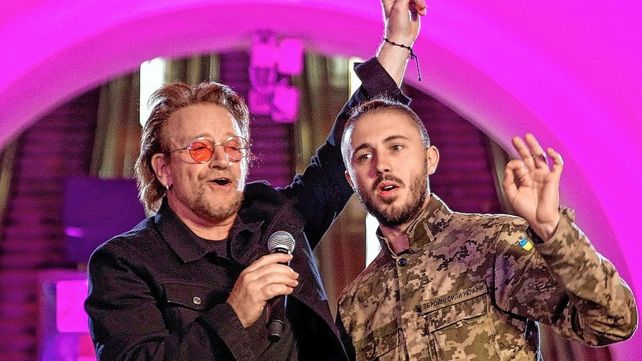 Bono ofreció un show en el subte de Kiev y cantó con soldados ucranianos
