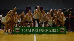 El plantel de la APBF celebrando tras la coronación.