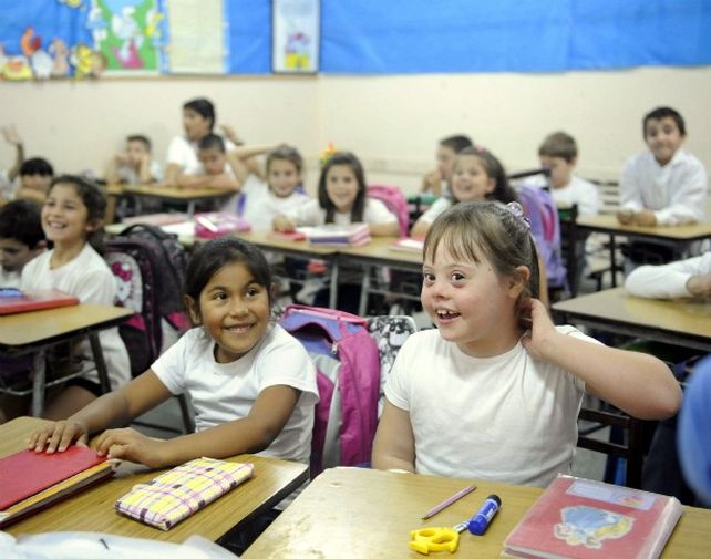 Luisa comparte la clase de 2º grado con sus compañeros de la misma edad