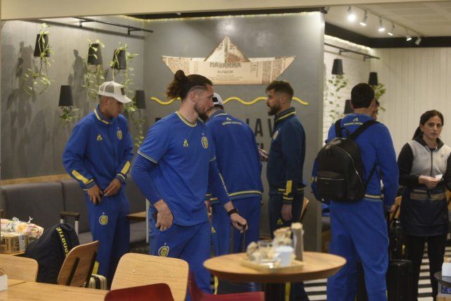 Los futbolistas de Central en el aeropuerto de Fisherton