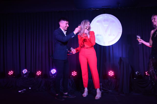 La celebración del 17º aniversario del casino de Melincué contó con la conducción de Agustín Gonzálvez y Analía Bocassi.