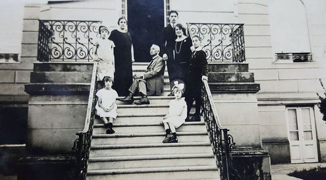 La familia Molina en la puerta de ingreso al chalet. Lorenzo