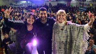 Alejandra Obeid, Marcos Cleri y Alejandra Rodenas, en el acto de cierre de campaña de los candidatos de Cristina Fernández de Kirchner para la provincia de Santa Fe.&nbsp;