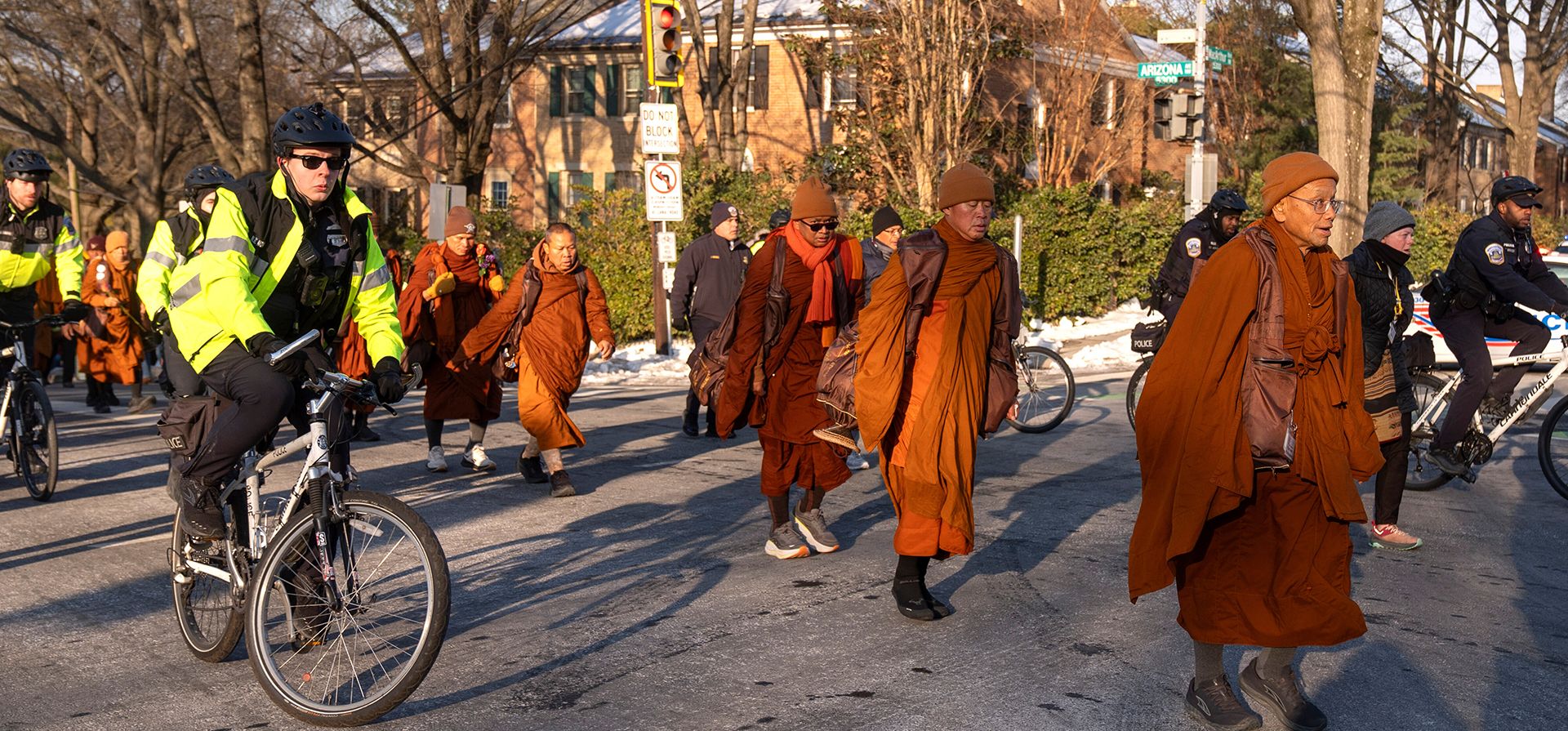 Monjes budistas que participan en una Caminata por la Paz recorren un barrio el martes 10 de febrero de 2026 en Washington. (Foto AP/Mark Schiefelbein) Monjes budistas que participan en una Caminata por la Paz recorren un barrio el martes 10 de febrero de 2026 en Washington. (Foto AP/Mark Schiefelbein)