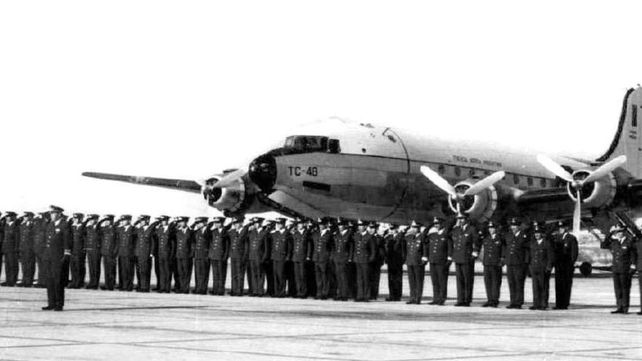 Previo a la partida. El avión y los tripulantes antes de despegar desde El Palomar.