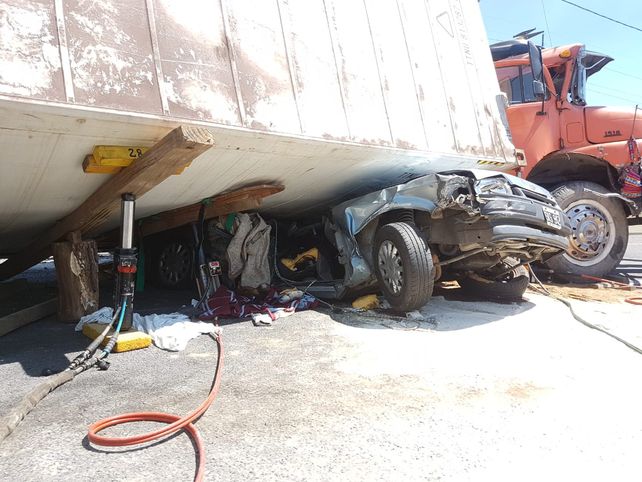 Así quedó el Ford Escort tras quedar aplastado por el acoplado del Merdeces Benz.