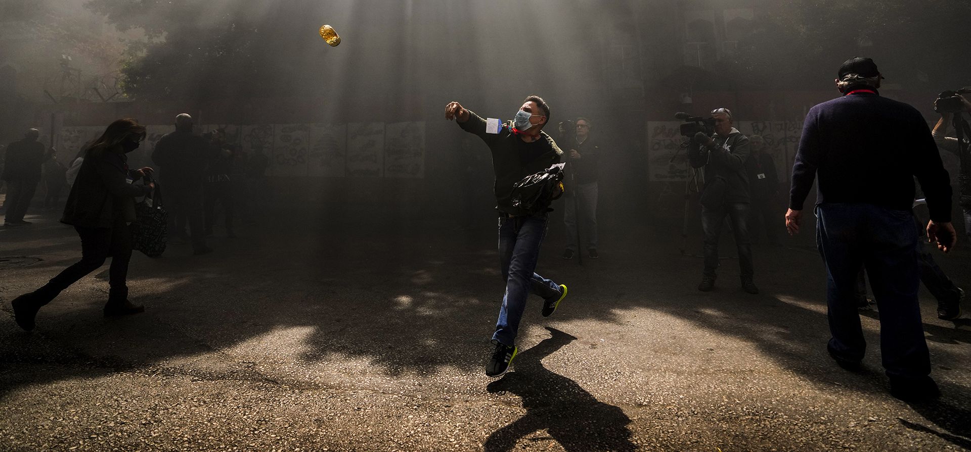 Un manifestante arroja una botella de vidrio al edificio del Banco Central Libanés durante una protesta de depositantes frustrados contra el gobernador del Banco Central, Riad Salameh, quien enfrenta cargos de corrupción y la profundización de la crisis financiera en Beirut, Líbano. El FMI dio una evaluación sombría de las perspectivas de Líbano para salir de su crisis financiera cada vez más profunda, diciendo que sin reformas, el país se dirige hacia la hiperinflación. (Foto AP/Hassan Ammar)