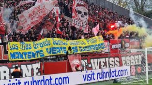 La barra de un club alemán homenajeó a Pillín Bracamonte desplegando una bandera en pleno partido
