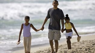 Barack Obama pide a los estadounidenses ser mejores padres que el suyo