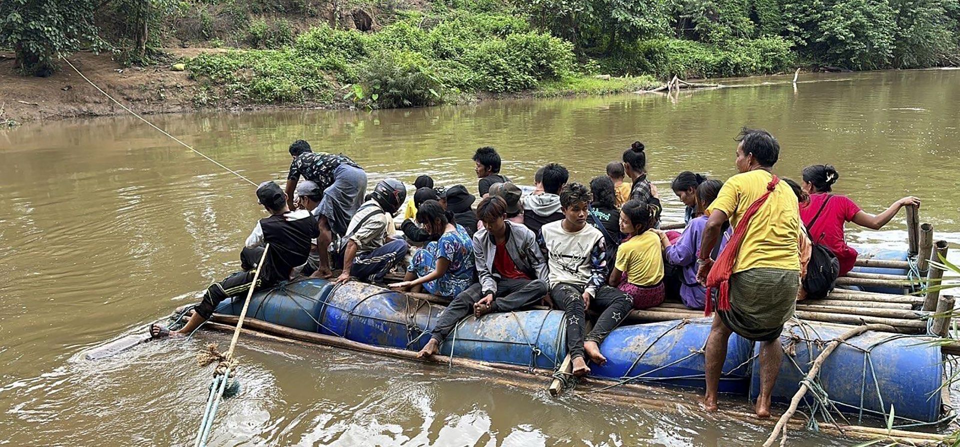 Aldeanos del sur del estado de Kayah, en el este de Myanmar, huyen de los ataques de las fuerzas del gobierno militar. El gobierno militar utiliza ataques aéreos y terrestres para tratar de aplastar a la resistencia armada. (Free Burma Rangers vía AP) Aldeanos del sur del estado de Kayah, en el este de Myanmar, huyen de los ataques de las fuerzas del gobierno militar. El gobierno militar utiliza ataques aéreos y terrestres para tratar de aplastar a la resistencia armada. (Free Burma Rangers vía AP)