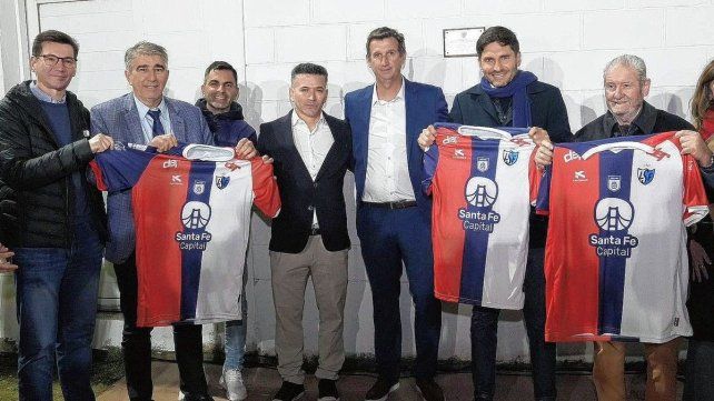 Quedó inaugurada la iluminación de la cancha Leopoldo Luque de la Liga Santafesina. Quedó inaugurada la iluminación de la cancha Leopoldo Luque de la Liga Santafesina.
