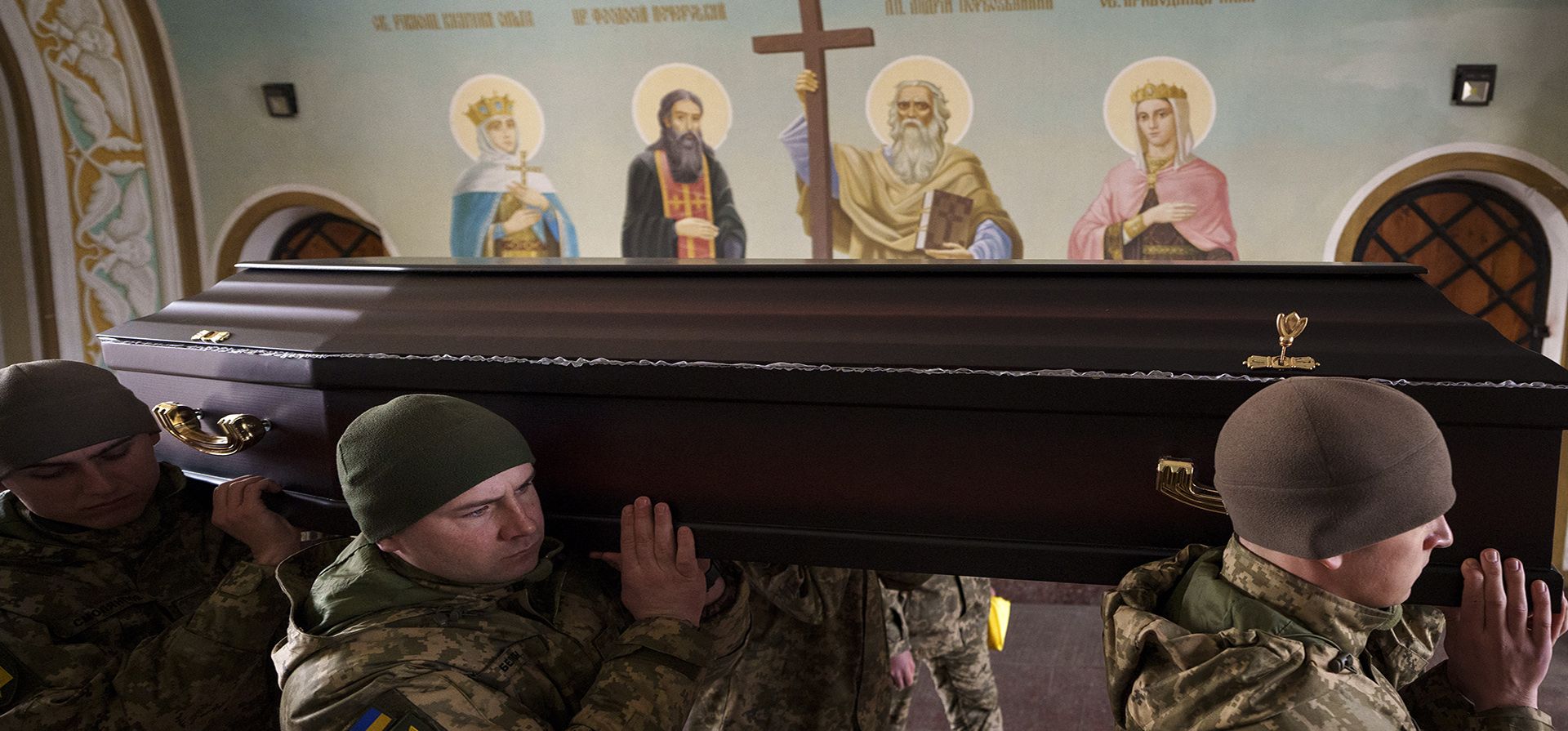 Militares ucranianos cargan el ataúd de un soldado caído en el Monasterio de las Cúpulas Doradas de San Miguel en Kiev, Ucrania, el martes 26 de marzo de 2024. (Foto AP/Vadim Ghirda) Militares ucranianos cargan el ataúd de un soldado caído en el Monasterio de las Cúpulas Doradas de San Miguel en Kiev, Ucrania, el martes 26 de marzo de 2024. (Foto AP/Vadim Ghirda)