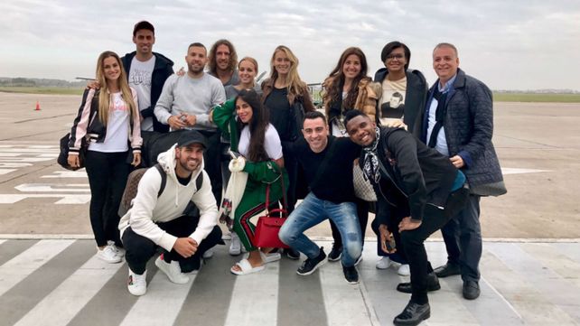 Las estrellas de Barcelona y sus esposas se tomaron una selfie apenas pisaron Rosario.