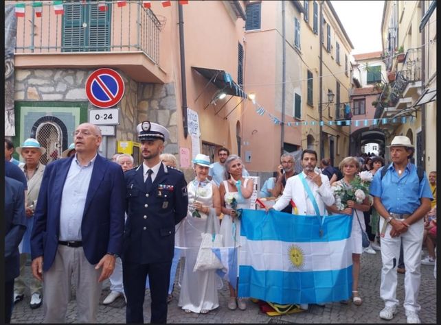 Llevar la bandera que creó Belgrano ya es un clásico en el noroeste de Italia.