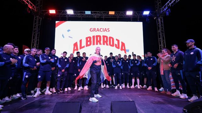 Gustavo Alfaro junto al plantel de la selección de Paraguay siendo ovacionados por el pueblo guaraní.