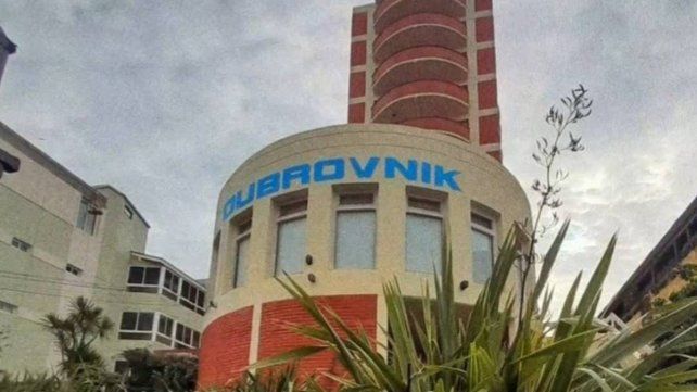 Se derrumbó un edificio en Villa Gesell: intentan rescatar a las personas atrapadas