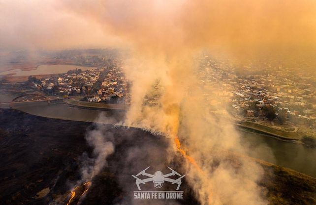Incendio en el bañado del río Salado desde el aire.