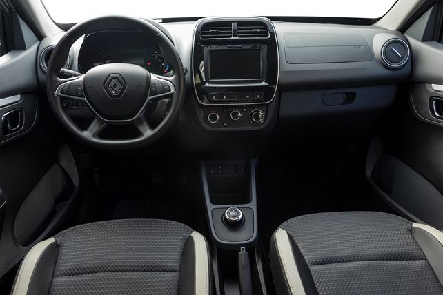 El habit&aacute;culo del Kwid E-Tech es funcional. La palanca de cambios se sustituye por un mando giratorio.
