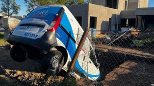 La policía detuvo a dos hombres el jueves 11 de septiembre de 2025 en Funes tras el robo de una ambulancia en Rosario. El vehículo cayó en la fosa de una pileta en construcción.