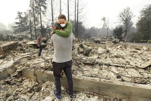 Devastación. Todd Caughey y su hija donde antes estaba su vivienda.