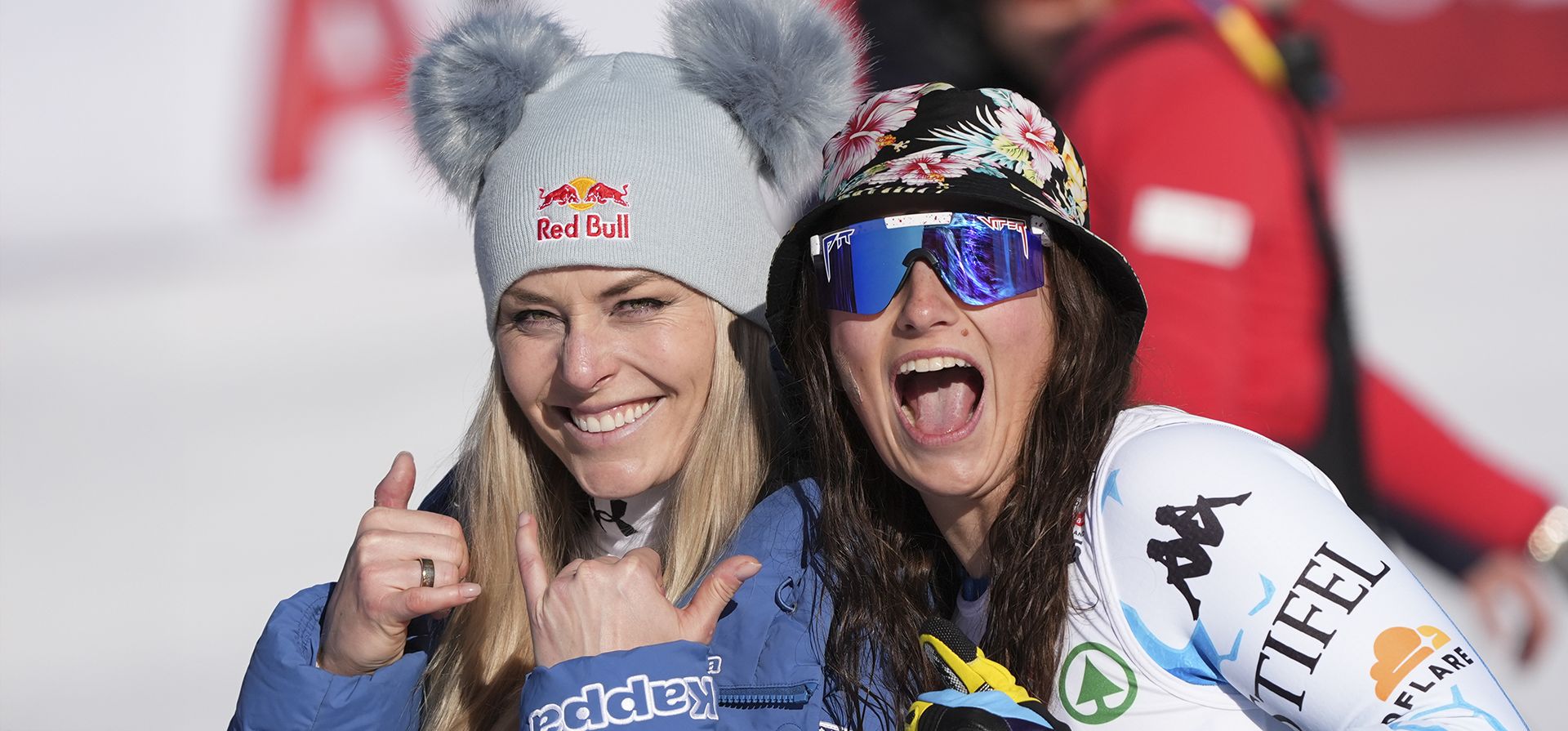 La estadounidense Lindsey Vonn, a la izquierda, comparte un momento de relajación con la estadounidense Lauren Macuga, tercera en la categoría Super-G femenina, en el Campeonato Mundial de Esquí Alpino, en Saalbach-Hinterglemm, Austria, el jueves 6 de febrero de 2025. (Foto AP/Giovanni Auletta)