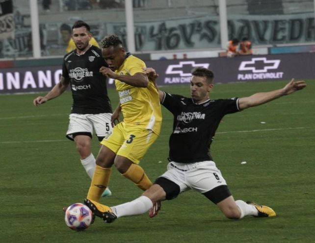 El colombiano Campaz es uno de los más punzantes en Central ante Chaco For Ever.