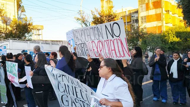 Trabajadores de salud de Paraná se movilizaron para reclamar recomposición salarial y condiciones laborales. Las notas elevadas al ministro de Salud.
