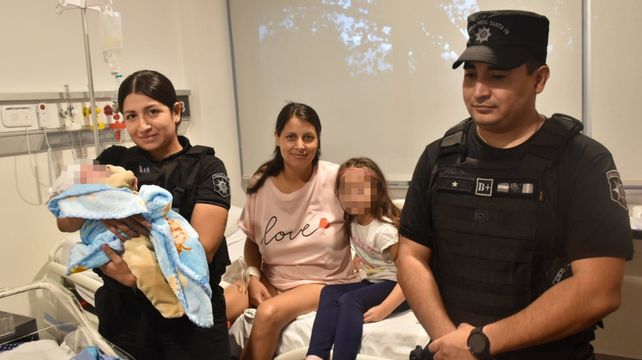 La mujer junto al bebé