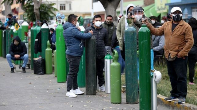 Perú. La lucha de los familiares de los enfermos por el oxígeno.