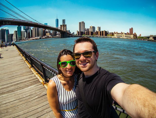 Una empresa paga a turistas profesionales para viajar por el mundo y contarlo en un blog
