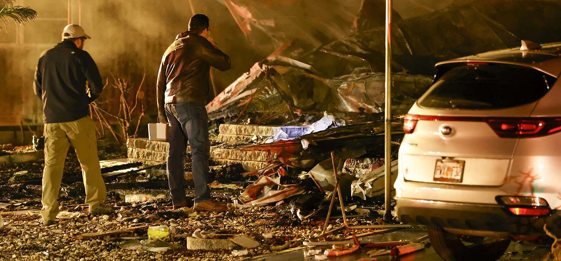 Los investigadores observan los restos quemados de una casa móvil después de un accidente aéreo el jueves 1 de febrero de 2024 en Clearwater, Florida. Los bomberos dicen que una avioneta se estrelló contra una casa en un parque de casas móviles de Florida, matando a varias personas a bordo avión y en casa. (Chris Urso/Tampa Bay Times vía AP) Los investigadores observan los restos quemados de una casa móvil después de un accidente aéreo el jueves 1 de febrero de 2024 en Clearwater, Florida. Los bomberos dicen que una avioneta se estrelló contra una casa en un parque de casas móviles de Florida, matando a varias personas a bordo avión y en casa. (Chris Urso/Tampa Bay Times vía AP)