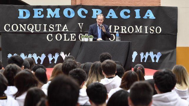 Bordet dio una charla a estudiantes sobre los 40 años de la democracia