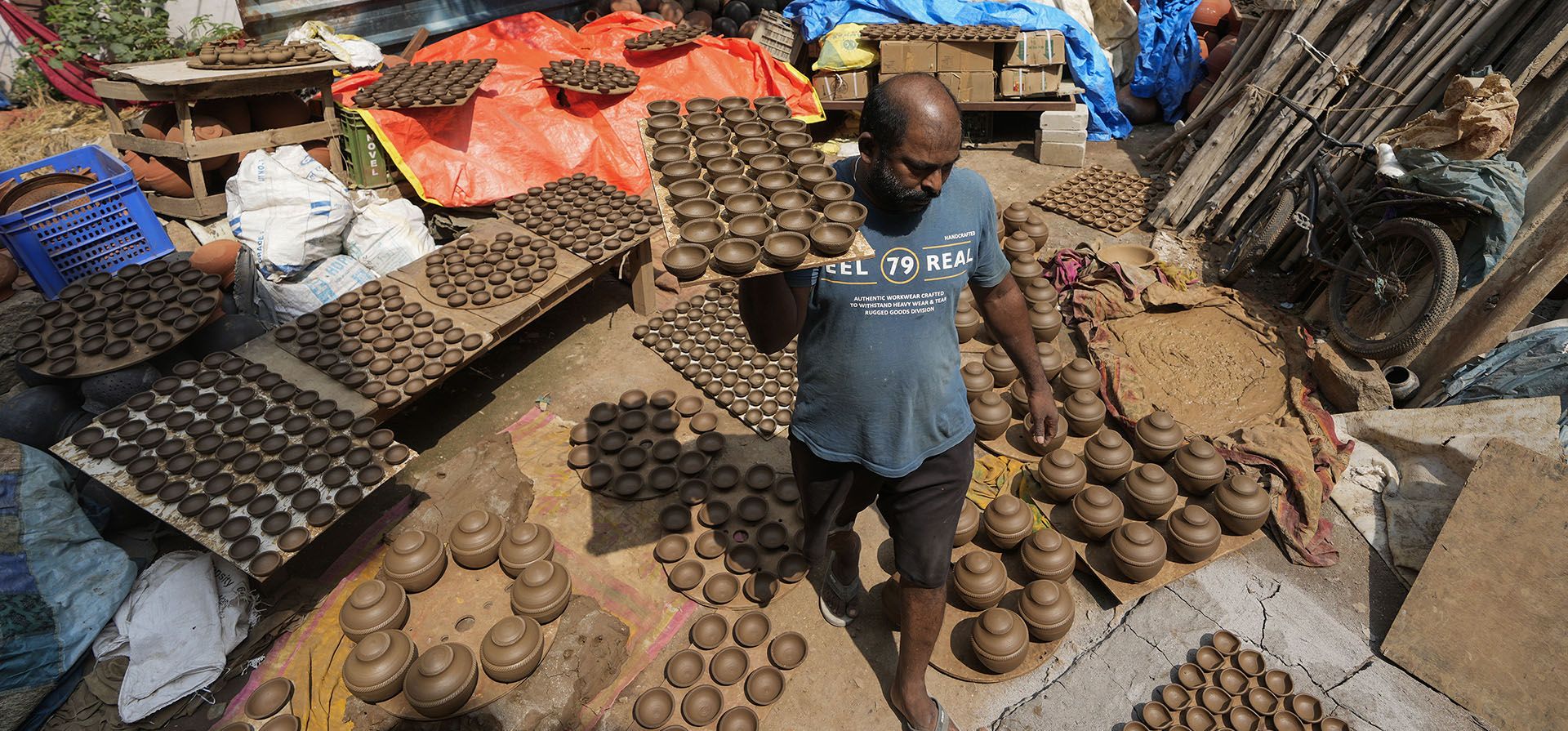 Un alfarero lleva lámparas de barro para secarlas antes de Diwali, el festival hindú de las luces, que se celebrará en todo el país el 31 de octubre, en Hyderabad, India, el viernes 25 de octubre de 2024. (Foto AP/Mahesh Kumar A.) Un alfarero lleva lámparas de barro para secarlas antes de Diwali, el festival hindú de las luces, que se celebrará en todo el país el 31 de octubre, en Hyderabad, India, el viernes 25 de octubre de 2024. (Foto AP/Mahesh Kumar A.)
