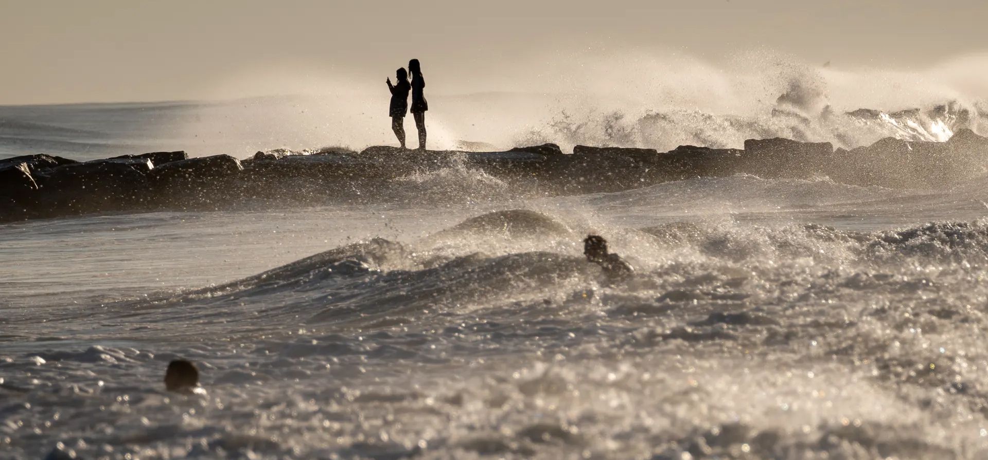 Nueva York, Estados Unidos. Los surfistas toman las aguas turbulentas de Rockaway Beach mientras el huracán Lee se dirige hacia la costa este. Fotografía: Spencer Platt/Getty Images Nueva York, Estados Unidos. Los surfistas toman las aguas turbulentas de Rockaway Beach mientras el huracán Lee se dirige hacia la costa este. Fotografía: Spencer Platt/Getty Images
