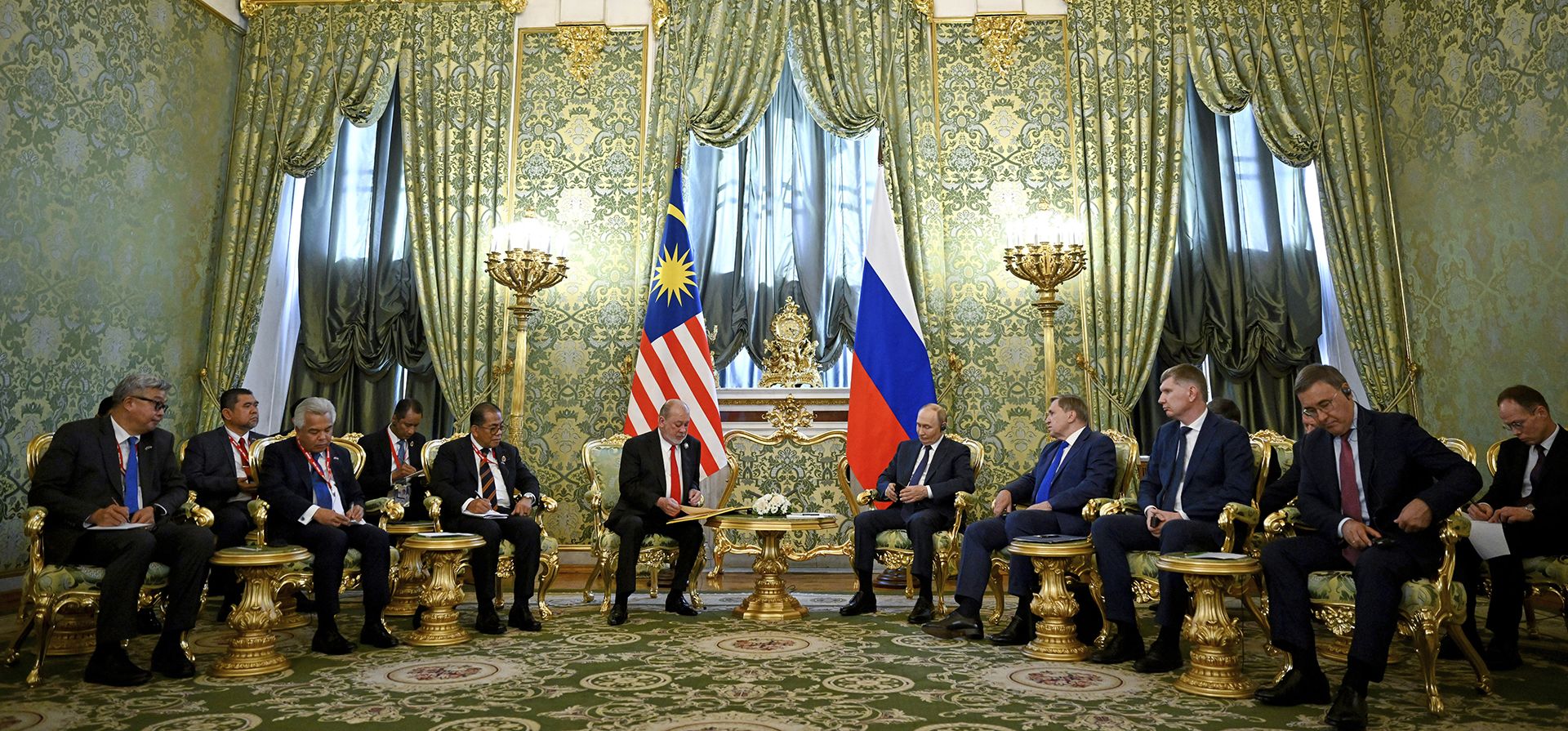El presidente ruso, Vladimir Putin y el rey de Malasia, Sultán Ibrahim, se reúnen en el Kremlin en Moscú, Rusia, el miércoles 6 de agosto de 2025. (Alexander Nemenov/Pool Photo vía AP) El presidente ruso, Vladimir Putin y el rey de Malasia, Sultán Ibrahim, se reúnen en el Kremlin en Moscú, Rusia, el miércoles 6 de agosto de 2025. (Alexander Nemenov/Pool Photo vía AP)