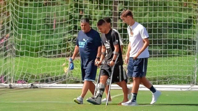 El Diablito Echeverry generó preocupación luego de aparecer en el entrenamiento con una bota y muletas.