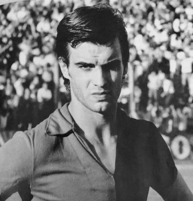 El Loco Bielsa, con la rojinegra. Cuando fue DT revolucionó al Parque.