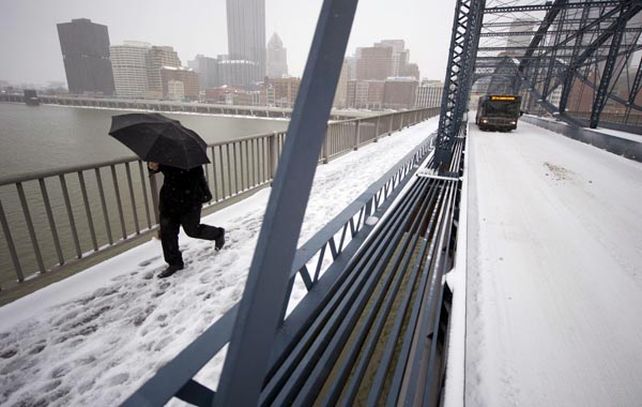 Viento y calles nevadas en Pittsburgh