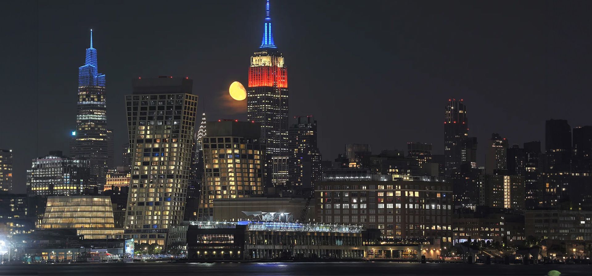 Nueva York, Estados Unidos. Una luna gibosa menguante se eleva detrás del Empire State Building, iluminada en rojo, blanco y azul para conmemorar el fin de semana del Día del Trabajo en la ciudad de Nueva York, vista desde Hoboken, Nueva Jersey. Fotografía: Gary Hershorn/Getty Images Nueva York, Estados Unidos. Una luna gibosa menguante se eleva detrás del Empire State Building, iluminada en rojo, blanco y azul para conmemorar el fin de semana del Día del Trabajo en la ciudad de Nueva York, vista desde Hoboken, Nueva Jersey. Fotografía: Gary Hershorn/Getty Images