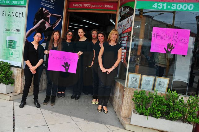 Farmacia Moderna adhirió al paro y a la consigna de vestir de negro.