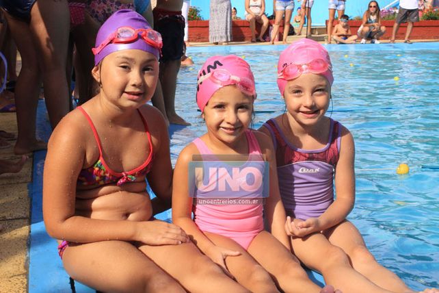 Pequeñas nadadoras. Las chicas posan en la cámara antes de tirarse a la pileta para competir en el certamen de ayer en Talleres. (Foto UNO/Juan Ignacio Pereira)