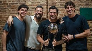 David Oggero, entrenador de arqueros de Central, posa con la Copa de la Liga 2025 junto a Damián Fernández, Jorge Broun y Axel Werner.