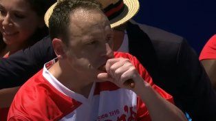 Ganó el concurso de comer panchos devorando 63 salchichas en diez minutos