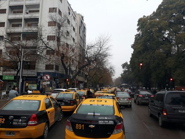 Caos de tránsito Mendoza con paro y movilización de taxis Caos de tránsito Mendoza con paro y movilización de taxis