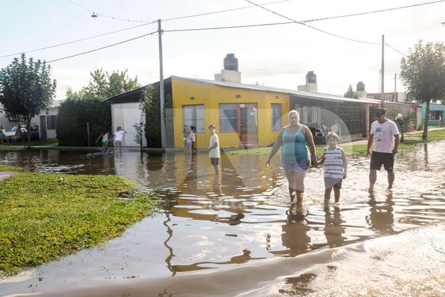 Sin lluvias, las familias evacuadas en Santa Fe esperan poder regresar a sus hogares