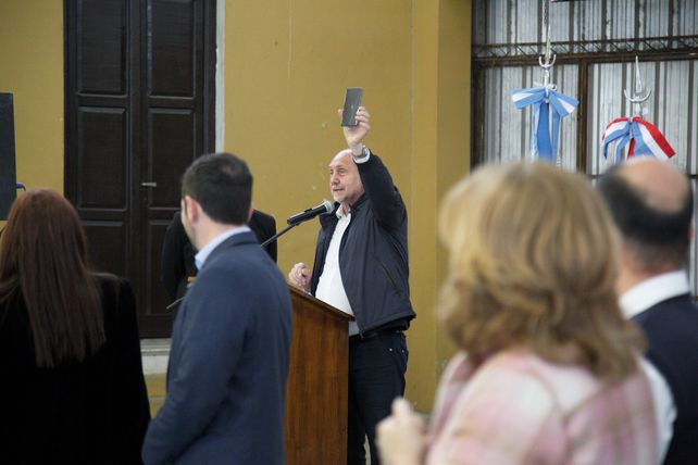 Teléfono en mano. El jefe de la Casa Gris convocó a todos sus funcionarios en la ciudad de Santa Fe.