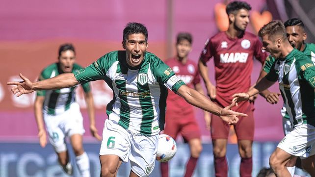 Luciano Lollo festeja con todo el gol para el triunfo de Banfield.